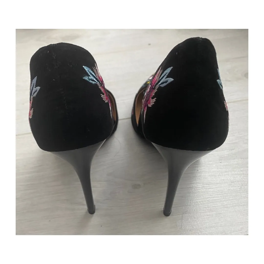 Floral Embroidered Court Shoe Leather Black SIZE 41
